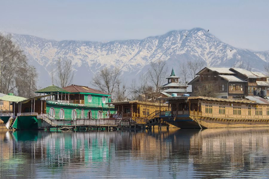 Kashmir packages with snow mountains and lake views
