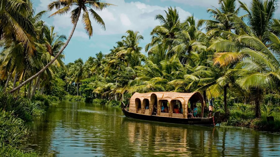 Kerala honeymoon packages with luxury backwater houseboat